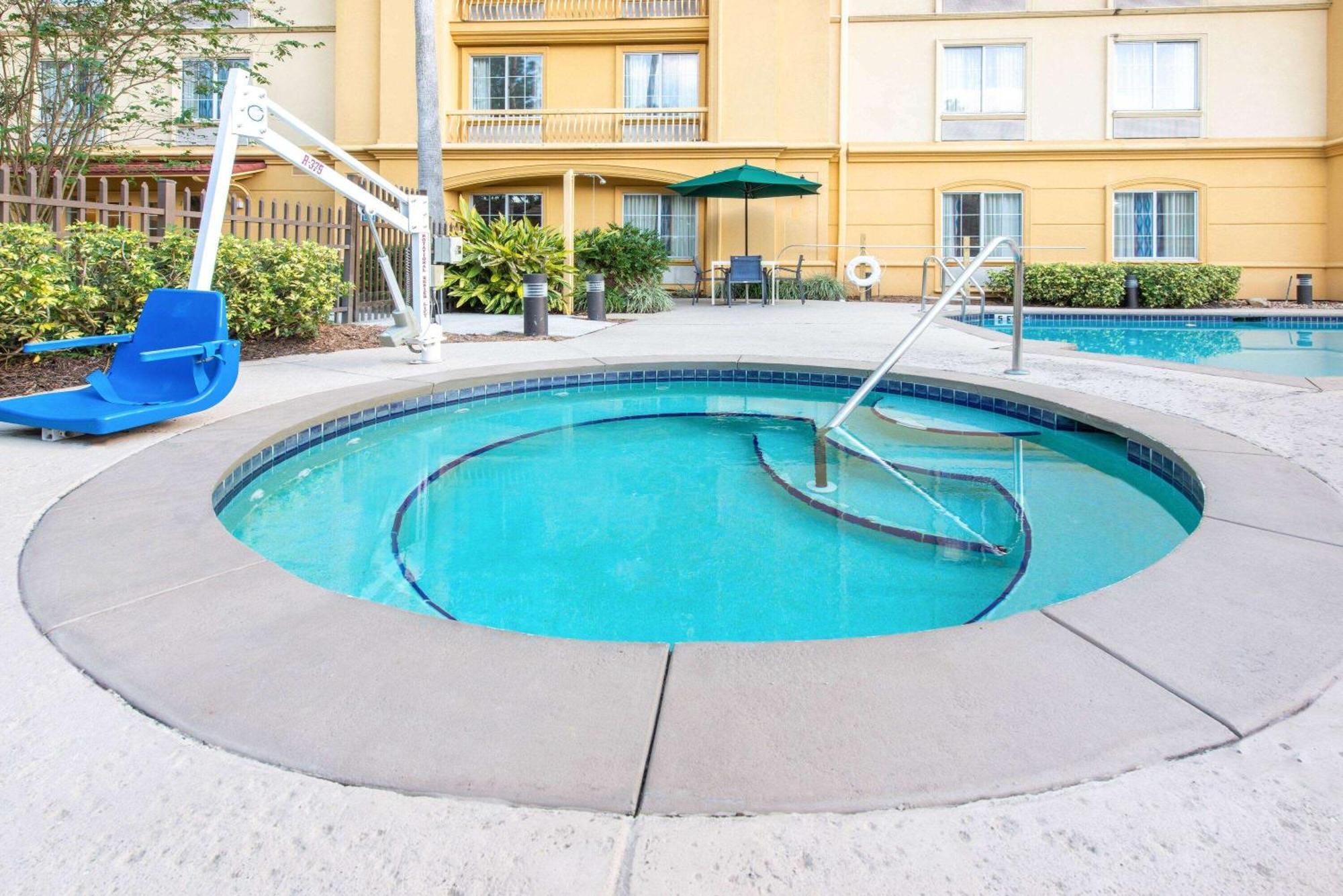 Готель La Quinta By Wyndham Tampa Brandon Regency Park Екстер'єр фото
